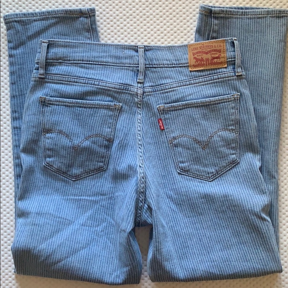 NWOT LEVI HIGH RISE STRAIGHT JEANS - Picture 4 of 5